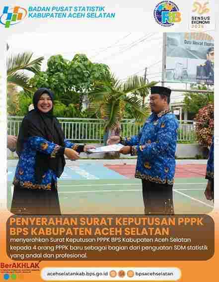 Kepala BPS Aceh Selatan menyerahkan SK PPPK kepada empat pegawai di halaman kantor, Rabu 1 Oktober 2025.