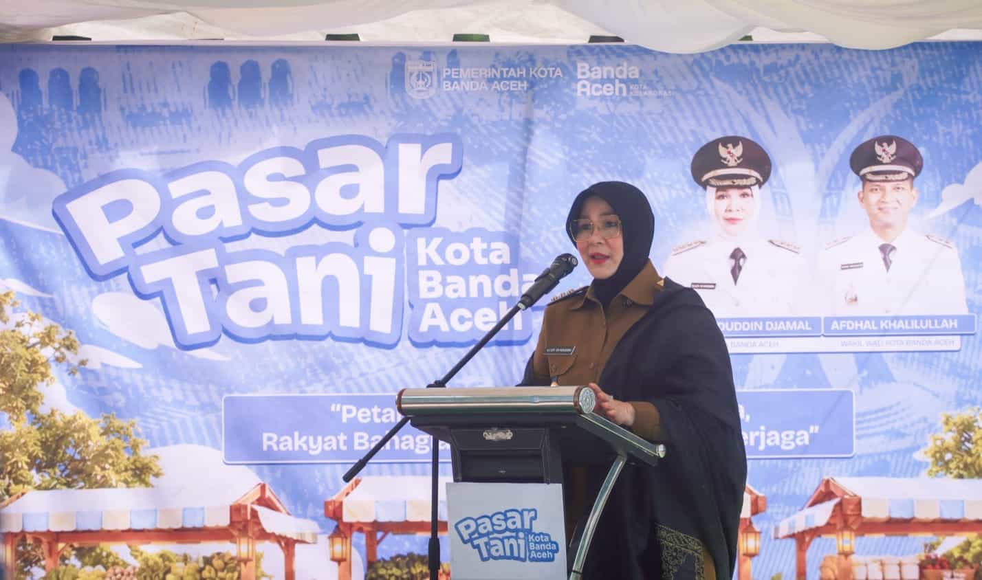 Wali Kota Banda Aceh meninjau stan Pasar Tani di Taman Bustanussalatin