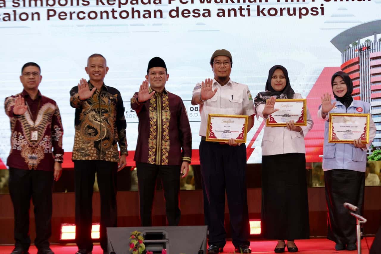 Perkuat Transparansi dan Pengawasan Dana Desa, Wagub Dek Fadh dan Wakil Ketua KPK Serahkan Penghargaan Desa Antikorupsi kepada 15 Gampong di Aceh