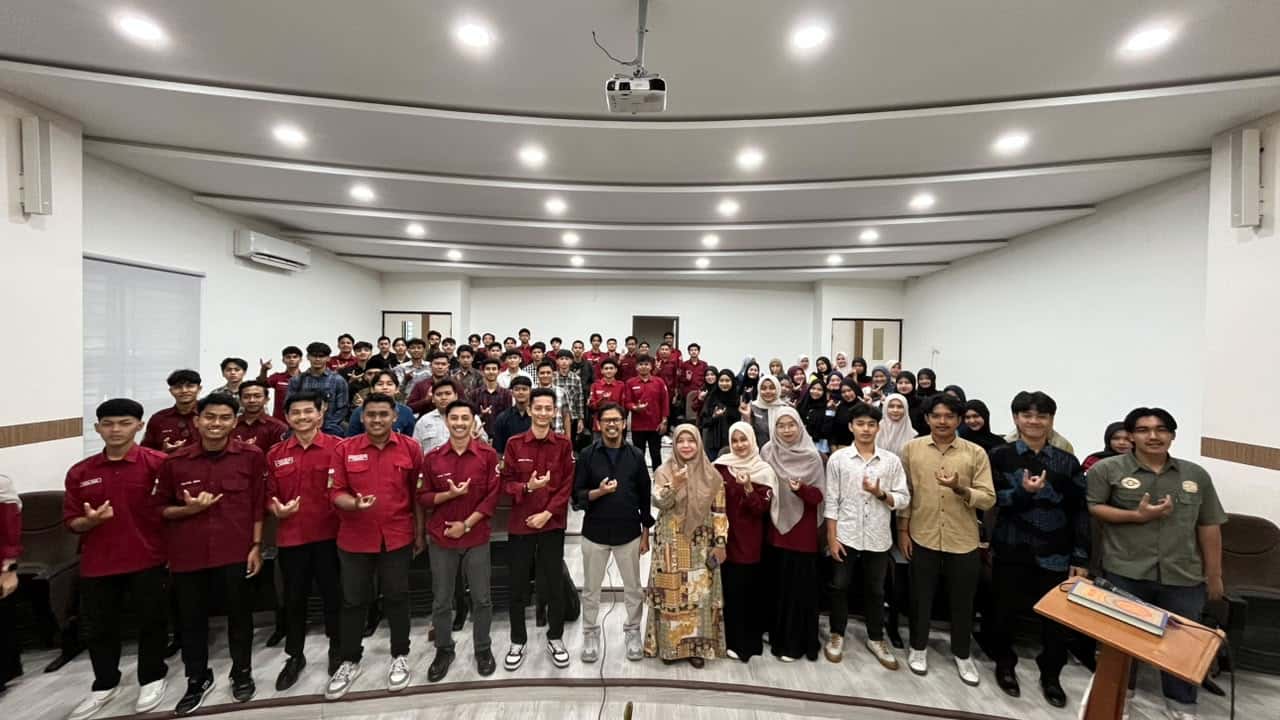 Peserta dan Pemateri Kuliah Umum HIMAMUKUM UIN Ar-Raniry di Ruang Teater FSH