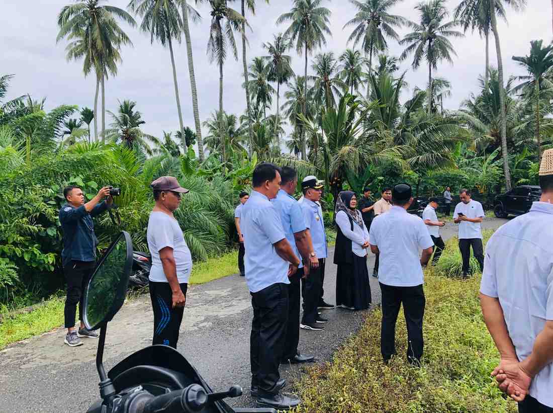 Wabup Aceh Selatan H.Baital Mukadis didampingi Kadis DPMG Agustinur dan Camat Kluet Selatan Muriadi Meninjau Lokasi Kolam Ikan di Gampong Pasie Merapat,Rabu (5/3/2025)
