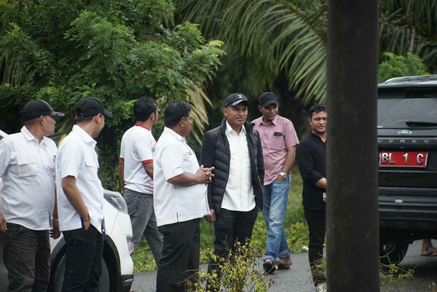 Bupati Abdya Dr.Safaruddin saat melakukan peninjauan warga terdampak banjir, Rabu 5 Maret 2025