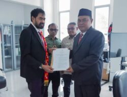 Mantan Pj Bupati Simeulue Serahkan SK Lahan Mantan GAM, Tapol/Napol dan Korban Konflik kepada Mualem