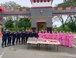 Kepedulian di Bulan Suci, Brimob Aceh Bagikan Takjil kepada Pengguna Jalan