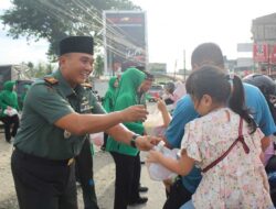 Dandim Abdya Bagikan Ratusan Takjil kepada Warga