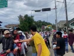 Pemuda Gampong Hilir Tapaktuan Berbagi Takjil Bagi Pengguna Jalan