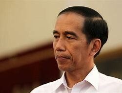 Jokowi Bantah Hasto soal Ancaman Jika Dipecat PDIP : Untung Apa?