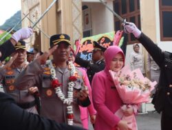 Melepas Pejabat Lama Kapolres Aceh Selatan diwarnai dengan Payung Pora dan Pedang Pora