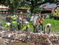 Peringati Hari Buruh, Pemkab Bersama Ratusan Petugas Kebersihan Gelar Gotong Royong Bersama