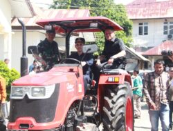 Bupati Aceh Barat Serahkan 10 Unit Traktor Pertanian di 10 Kecamatan