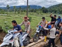 Akibat Dilanda Hujan Deras Jembatan Penghubung Antar Desa Ambruk, Kepolisian Bersama Masyarakat Bangun Jembatan Darurat