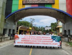 Rakyat Aceh Bentang Sepanduk Diperbatasan, Minta Mendagri Kembalikan 4 Pulau