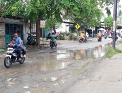 Jalan Rusak dan Tergenang di Lampaseh Kota Banda Aceh Ancam Keselamatan Pengguna Jalan