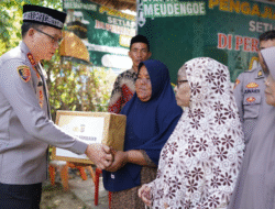 Kapolres Pidie Serahkan Sembako kepada Anak Yatim dan Warga Kurang Mampu di Simpang Tiga