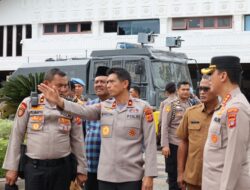 Kapolda Aceh Turun Langsung ke Lokasi Demo: Semangati Personel hingga Makan Bersama