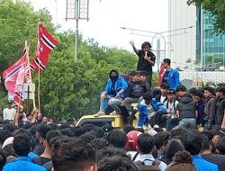 Demo di Gedung DPRA Ricuh, Akhirnya Bubar, Ketua Dewan Usulkan “Aceh Pisah dari Pusat”