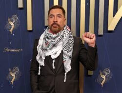 Aktor Spanyol Javier Bardem Kenakan Kefiyeh di Emmy Awards, Suarakan Solidaritas untuk Palestina
