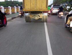 Truk Angkut Material Tanpa Terpal Melintas di Simpang Surabaya – Jambo Tape, Warga Keluhkan Debu dan Lemahnya Pengawasan Dishub