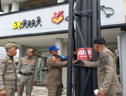 Satpol PP Aceh Barat Tertibkan Reklame Tanpa Izin di Meulaboh