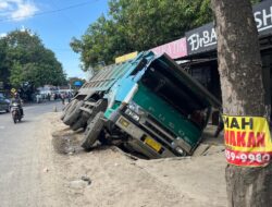 Beton Drainase Ambruk, Truk Pengangkut Aspal Terperosok di Ulee Kareng