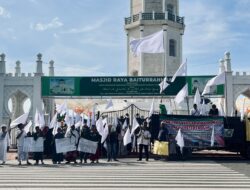 Peringatan Tsunami Diwarnai Aksi “Bendera Putih”, Massa Tuntut Referendum jika Bantuan Asing Dihambat