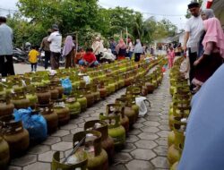 Imbas Jembatan Putus, Warga Montasik Rela Menunggu 6 Jam Demi Gas 3 Kg di Kantor Camat