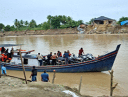 Hampir Tiga Pekan Jembatan Kutablang Lumpuh, Mobilitas Warga Bergantung pada ‘Boat Ketek’