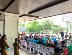 Ratusan Massa Geruduk Gedung DPRA, Serukan Status Darurat Bencana dan Kritik Keras Respon Negara