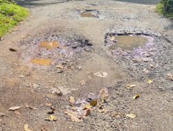 Ironi Komplek PNS Lampenerut: Lima Tahun Jalan Rusak Dibiarkan, Warga Payaroh Bertaruh Nyawa