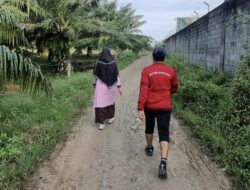 Sehat Cara Warga Gandapura: Jalan Kaki Susuri 5 Desa, Tantang Debu Sisa Banjir