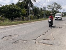 Ancaman di Lintas Nasional: Pasca Banjir, Lubang Jalan di Gandapura Bireuen Kian Melebar dan Incar Pengendara