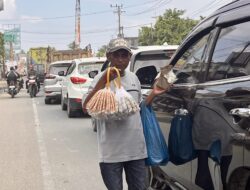 Berkah di Balik Kemacetan: Kisah Zulfikar, Pedagang Asongan yang Mengais Rezeki di Jembatan Bailey Kutablang