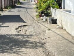 Warga Peurada Keluhkan Lubang di Jalan Lingkungan, Ancam Keselamatan Pengendara Saat Malam Hari