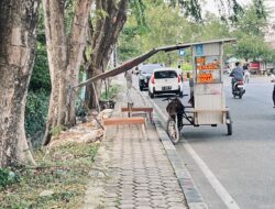 Hak Pejalan Kaki Terampas: Trotoar Banda Aceh Berubah Jadi Lapak Dagang, Warga Terpaksa Turun ke Jalan