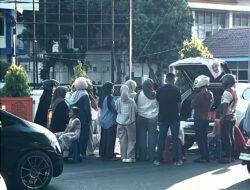 Blang Padang Terkepung Macet: Lapak Mobil Dadakan Kuasai Badan Jalan, Hak Pengguna Jalan Terabaikan