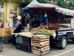 Antara Praktis dan Macet: Menjamurnya Lapak Buah Mobil Bak di Bahu Jalan Banda Aceh