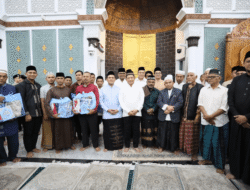 Kasatgas Tito Laksanakan Salat Subuh Berjamaah dan Salurkan Bantuan kepada Masyarakat Banda Aceh