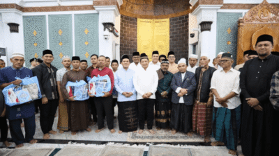 Kasatgas Tito Laksanakan Salat Subuh Berjamaah dan Salurkan Bantuan kepada Masyarakat Banda Aceh