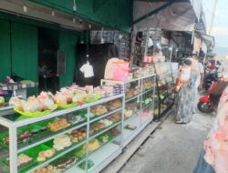 Berkah Ramadhan: Ratusan Kue Takjil Kak Melsa Simpang Empat Ludes Sebelum Magrib