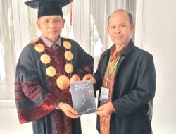 Baital Mukadis Terima Buku Inspiratif “Menolak Menyerah” Dukung Perkembangan Intelektual Muda