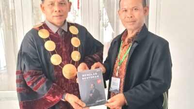 Baital Mukadis Terima Buku Inspiratif “Menolak Menyerah” Dukung Perkembangan Intelektual Muda