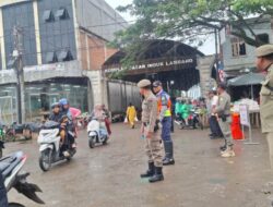 Satpol PP Tertibkan Parkir Liar di Ruas Jalan Menuju Pasar Induk Lambaro yang dinilai Semraut