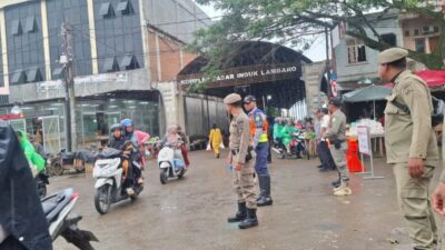 Satpol PP Tertibkan Parkir Liar di Ruas Jalan Menuju Pasar Induk Lambaro yang dinilai Semraut
