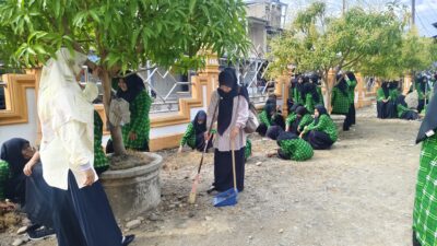 Sambut Ramadhan, MAN 4 Aceh Selatan Gelar Aksi Karakter Bersihkan Masjid Baiturrahim