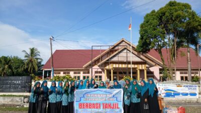 Ratusan Paket Takjil Dibagikan Tim Penggerak Pemberdayaan dan Kesejahteraan Keluarga (TP PKK) Kluet Utara Hadir untuk Warga