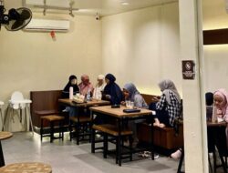 Tren ‘Ngopi Mukena’: Potret Hangat Silaturahmi Anak Muda Banda Aceh Usai Tarawih