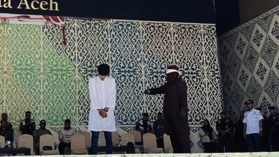 Melanggar Qanun Ikhtilath, Pasangan Non-Muhrim Jalani Eksekusi Cambuk di Taman Sari Banda Aceh