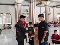 Masyarakat Desa Ujung Padang Salurkan Santunan untuk Puluhan Anak Yatim di Masjid Darul Wustha