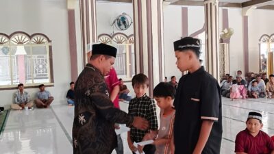 Masyarakat Desa Ujung Padang Salurkan Santunan untuk Puluhan Anak Yatim di Masjid Darul Wustha
