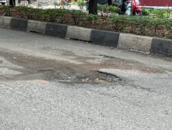 ‘Jebakan Maut’ di Lampineung: Jalan Berlubang Tergenang Air Ancam Nyawa Pengendara